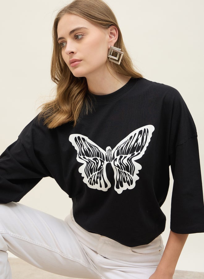 ستايلي تيشيرت بطباعة جرافيك بياقة دائرية - Image 4